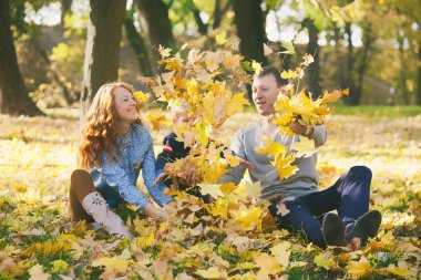 Mutlu aile sonbahar kentsel parkta eğleniyor