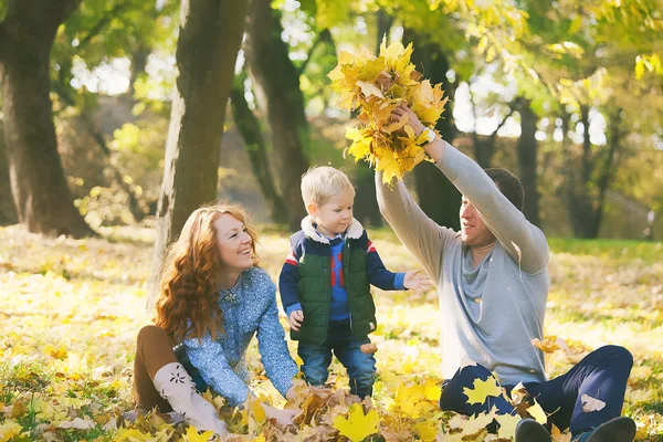 Mutlu aile sonbahar kentsel parkta eğleniyor