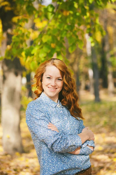 Beautiful young redhead girl looking at camera — Stock Photo, Image