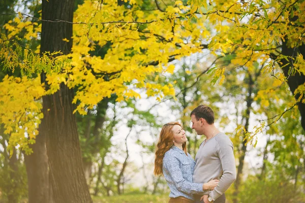 Feliz pareja hagging en otoño bosque — Foto de Stock