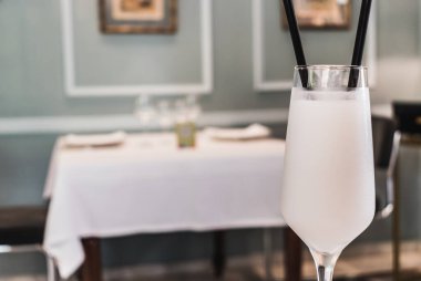 Lüks bir restoranda limonlu şerbetin yakın çekimi.