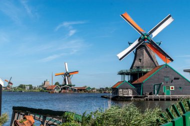 Zaanse Schans, Hollanda 'da kanalı olan geleneksel Hollanda yel değirmenleri