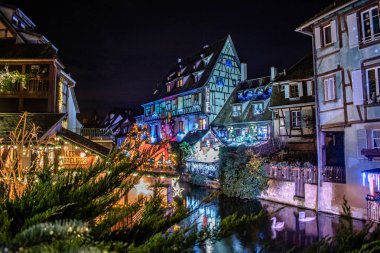 Geceleyin aydınlatılan küçük Venedik Colmar 'ın Noel görüntüsü