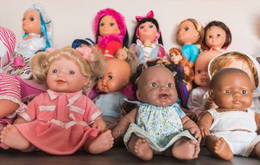 Bir odada bir sürü farklı ırktan bebek var.