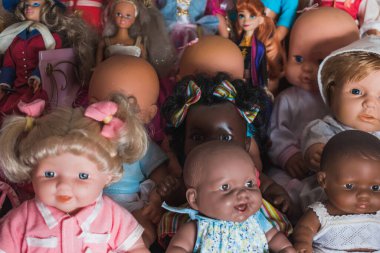 Bir odada bir sürü farklı ırktan bebek var.