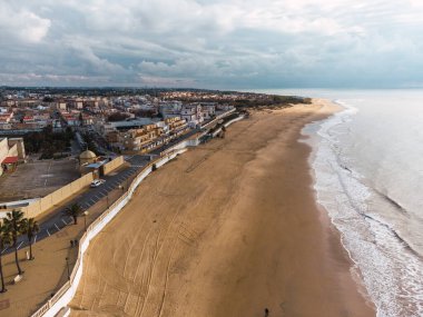 Beyaz kumsalın havadan görünüşü ve insansız hava aracından gelen dalgalar.