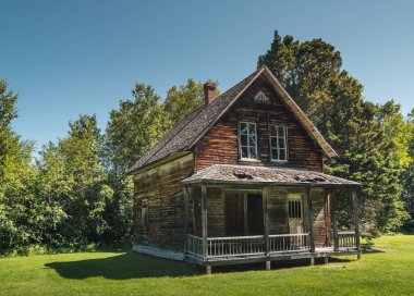 Ormanın ortasında ahşap bir kulübe.