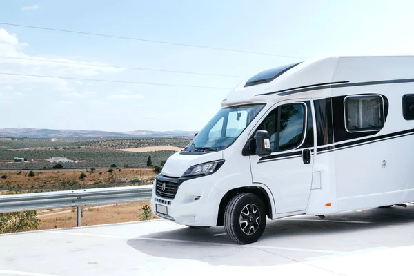 Motorhome branco estacionado em uma área de motorhome — Fotografia de Stock