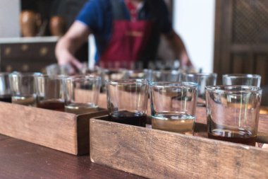 Ahşap masada farklı türde şarapla birlikte birkaç bardak şarap. Şarap tatma.. 