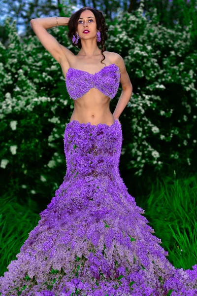 Hermoso modelo vestido flores mujer flor chica naturaleza — Foto de Stock