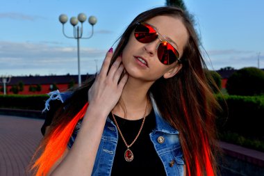 Güneş gözlüklü güzel bir model.