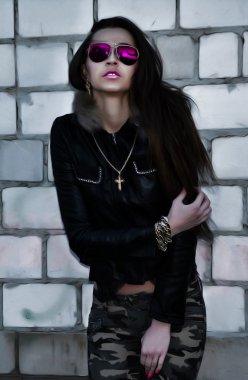 Güneş gözlüklü güzel bir model.