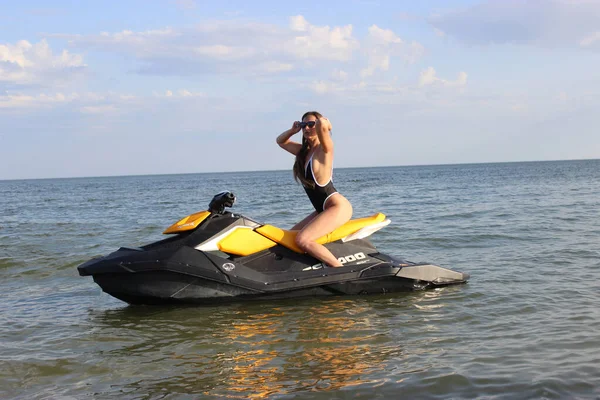 Su motosikletinde güzel bir model.