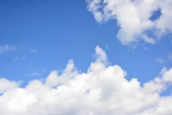 Gökyüzüne karşı güzel fırtına bulutları ve bulutlar