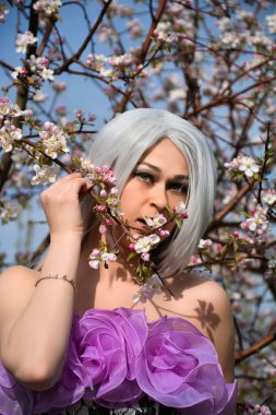 Peri masalı prensesi, eski leylak elbisesi içinde.