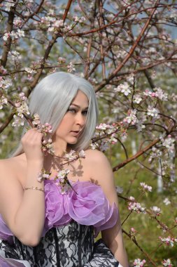 Peri masalı prensesi, eski leylak elbisesi içinde.