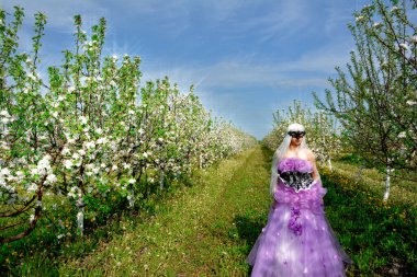 Peri masalı prensesi, eski leylak elbisesi içinde.