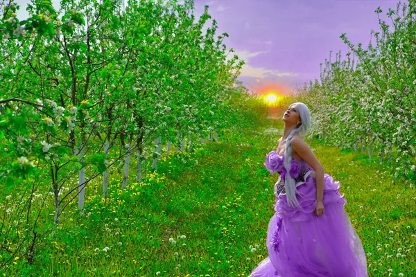 Peri masalı prensesi, eski leylak elbisesi içinde.