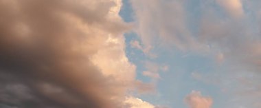 Muhteşem bir zemin Mavi gökyüzünde güzel bulutlar