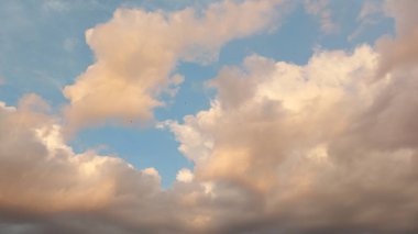 Güzel, gökyüzüne karşı hafif bulutlar