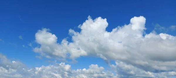 Beyaz Güzel Bulutlar Mavi Gökyüzü Güzel Arkaplan Duvarı
