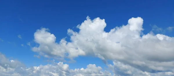 Branco Belas Nuvens Céu Azul Fundo Bonito Parede Papel Parede — Fotografia de Stock