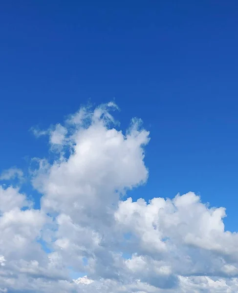 Fehér Gyönyörű Felhők Kék Gyönyörű Háttér Tapéta Fal — Stock Fotó