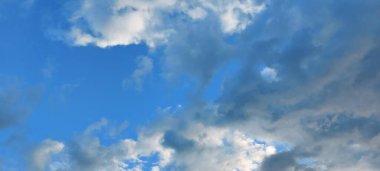 Yazın bulutlu mavi gökyüzü manzarası