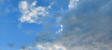 Mavi bir gökyüzünün arka planında inanılmaz, doymuş bulutlar. Duvar Kağıdı.