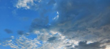 Mavi bir gökyüzünün arka planında inanılmaz, doymuş bulutlar. Duvar Kağıdı.