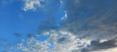 Yazın bulutlu mavi gökyüzü manzarası