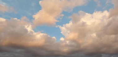 Güzel fırtına bulutları. Şiddetli kara fırtınalı bulutlar.