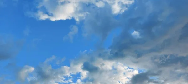 Mavi bir gökyüzünün arka planında inanılmaz, doymuş bulutlar. Duvar Kağıdı.