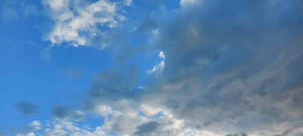 Mavi bir gökyüzünün arka planında inanılmaz, doymuş bulutlar. Duvar Kağıdı.