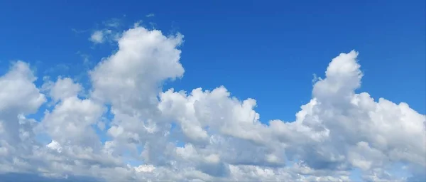 Branco Belas Nuvens Céu Azul Fundo Bonito Parede Papel Parede — Fotografia de Stock