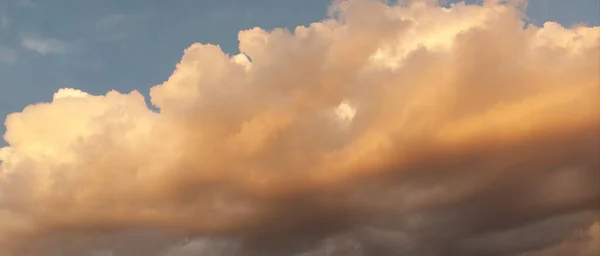 Güzel fırtına bulutları. Şiddetli kara fırtınalı bulutlar.