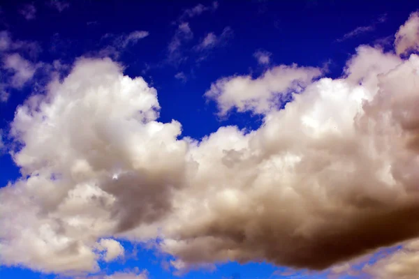  Beyaz bulutlu mavi gökyüzü 