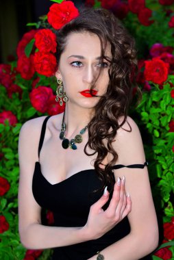 Kırmızı Güller Saçlı Güzel Moda Kız Portresi 