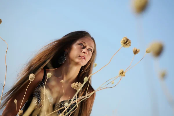 Elbiseli kız gökyüzünde görünüyor