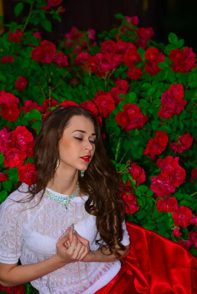 kırmızı gül ile güzel kız