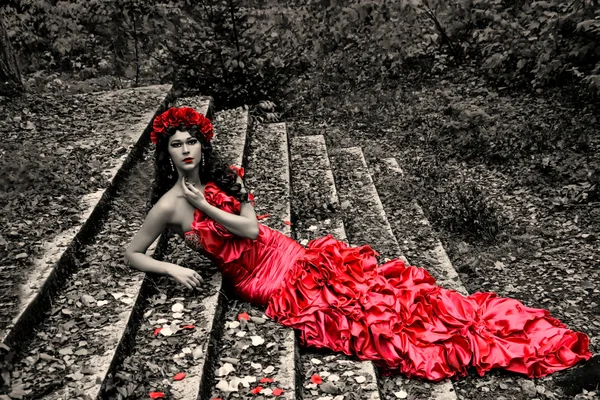 Kırmızı elbiseli güzel kız.