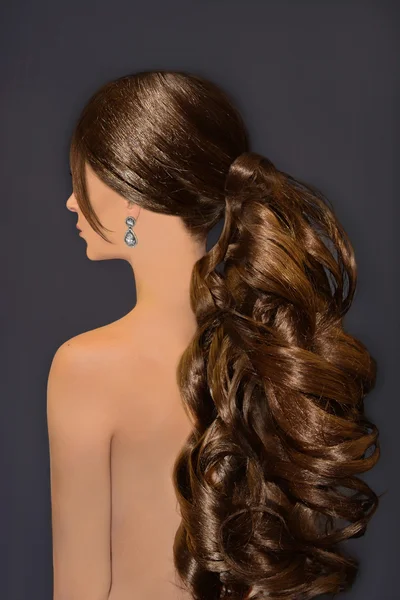 kıvırcık saçlı güzel esmer manken