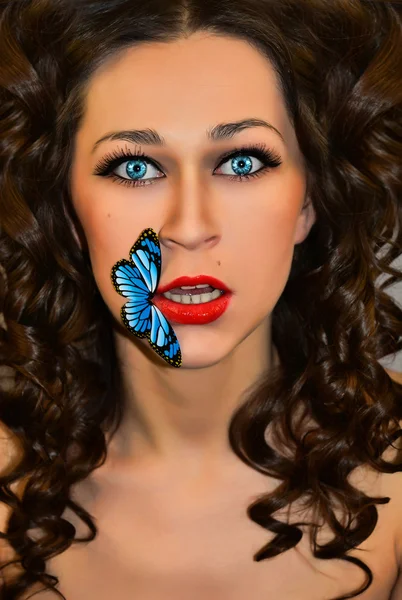 Dudaklarında bir kelebek ile güzel kız