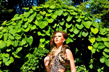 kıvırcık saç modeli ile