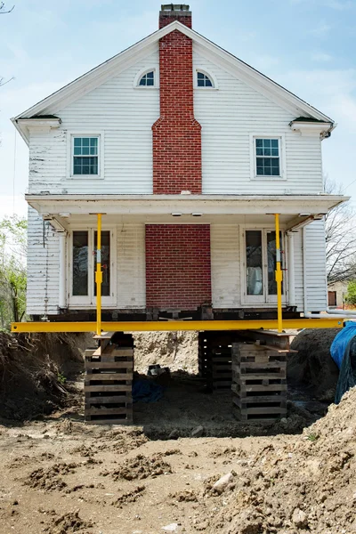 Verplaatste huis op steunen — Stockfoto