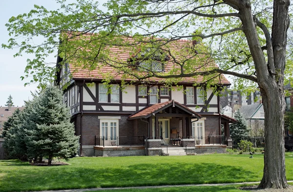 Anglické Tudor House na jaře — Stock fotografie