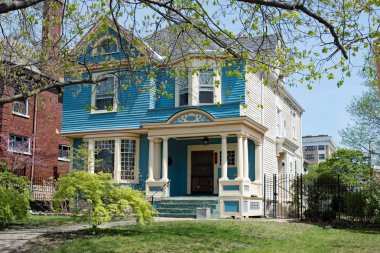 Mavi ve beyaz Victorian House 