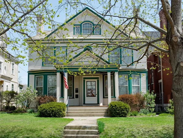 Grande casa urbana velha em Midwest — Fotografia de Stock