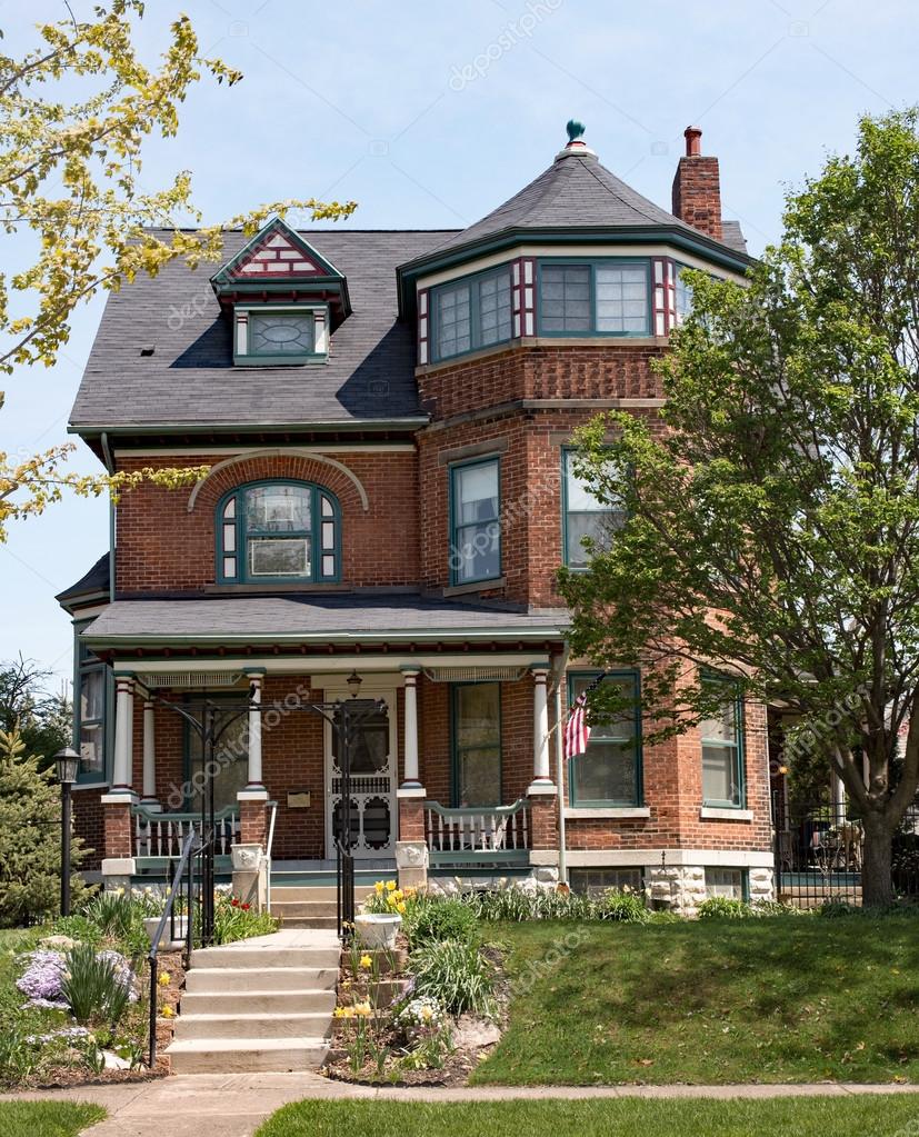 Casa victoriana de ladrillo con torreta — Foto de stock © Lawcain