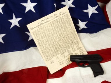 El silah Amerikan bayrağı ile Bağımsızlık Bildirgesi